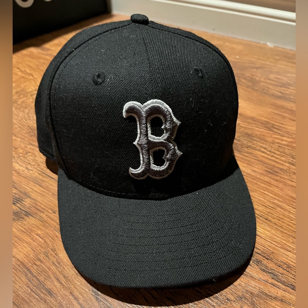 Boston Red Sox 7 3/8 (like new)